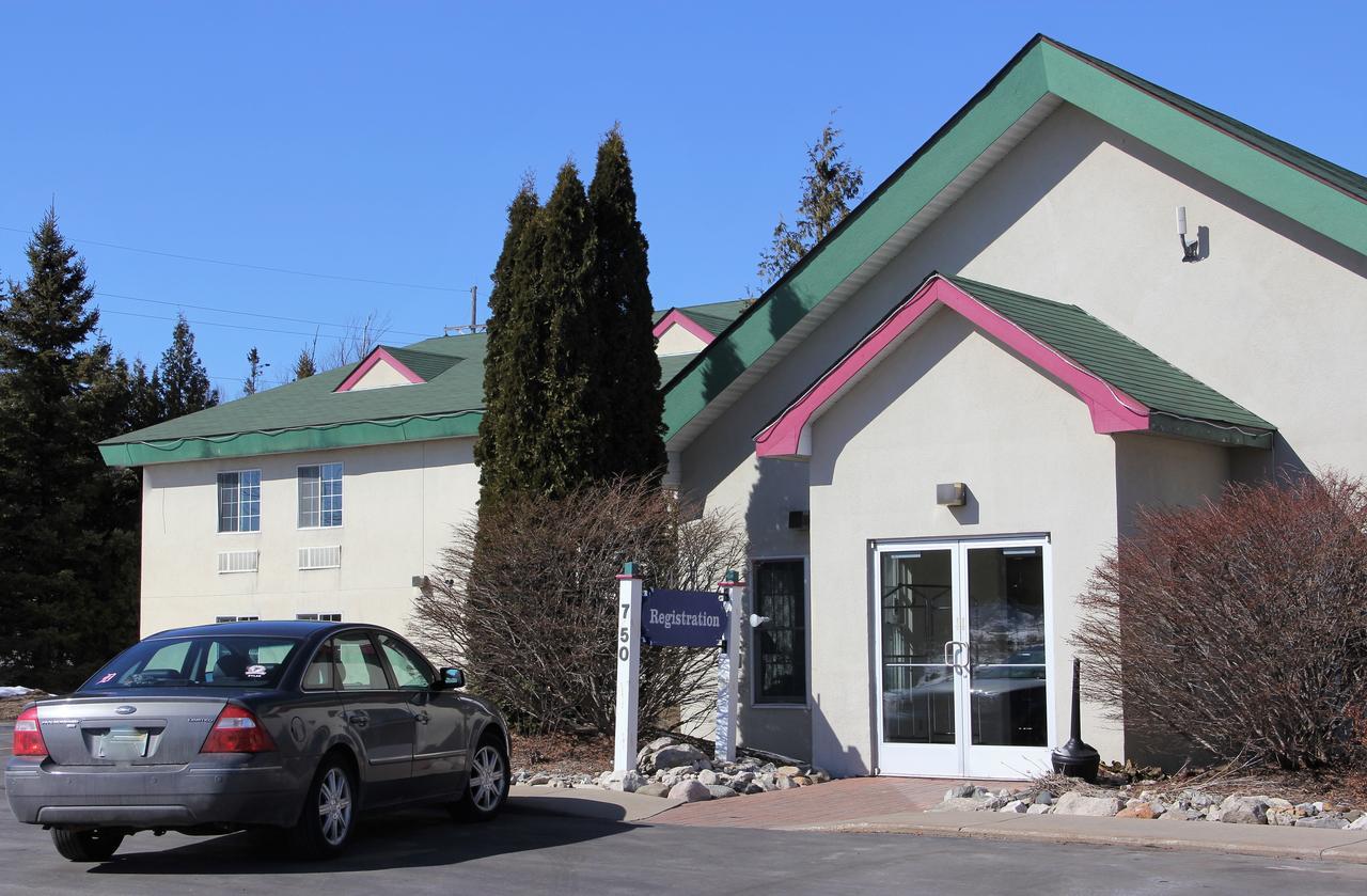 Voyager Inn Saint Ignace Exteriér fotografie