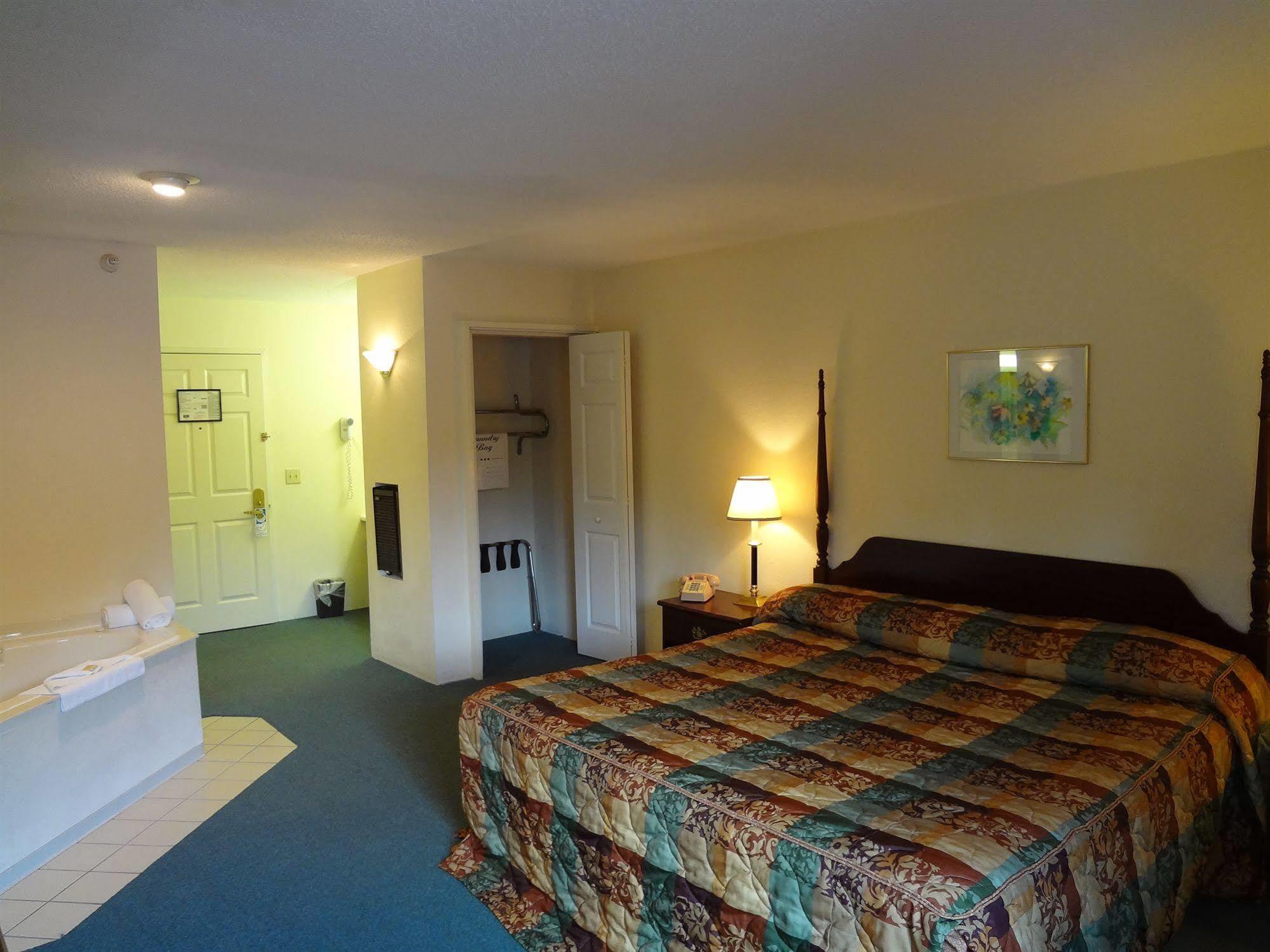 Voyager Inn Saint Ignace Exteriér fotografie
