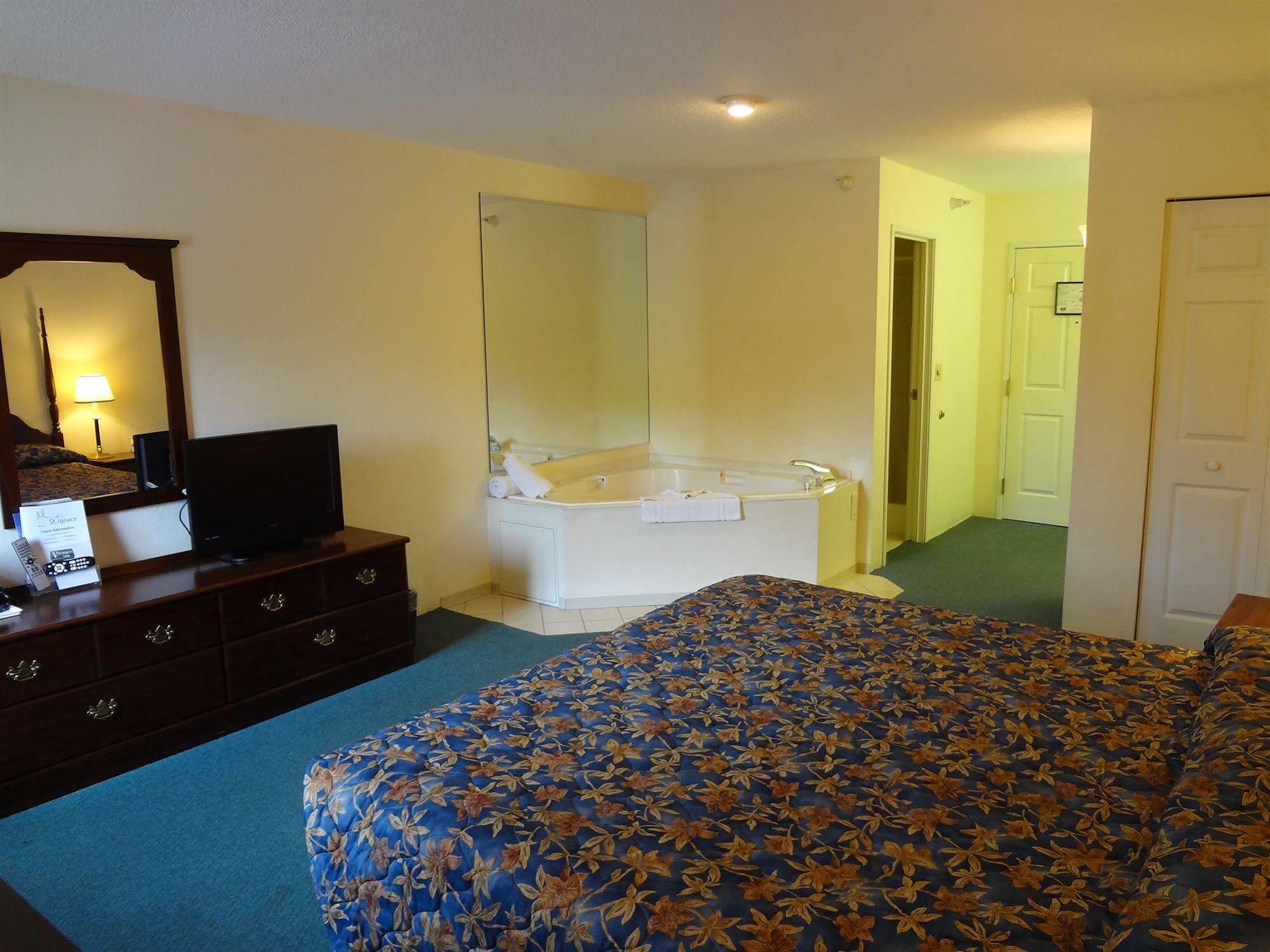 Voyager Inn Saint Ignace Exteriér fotografie